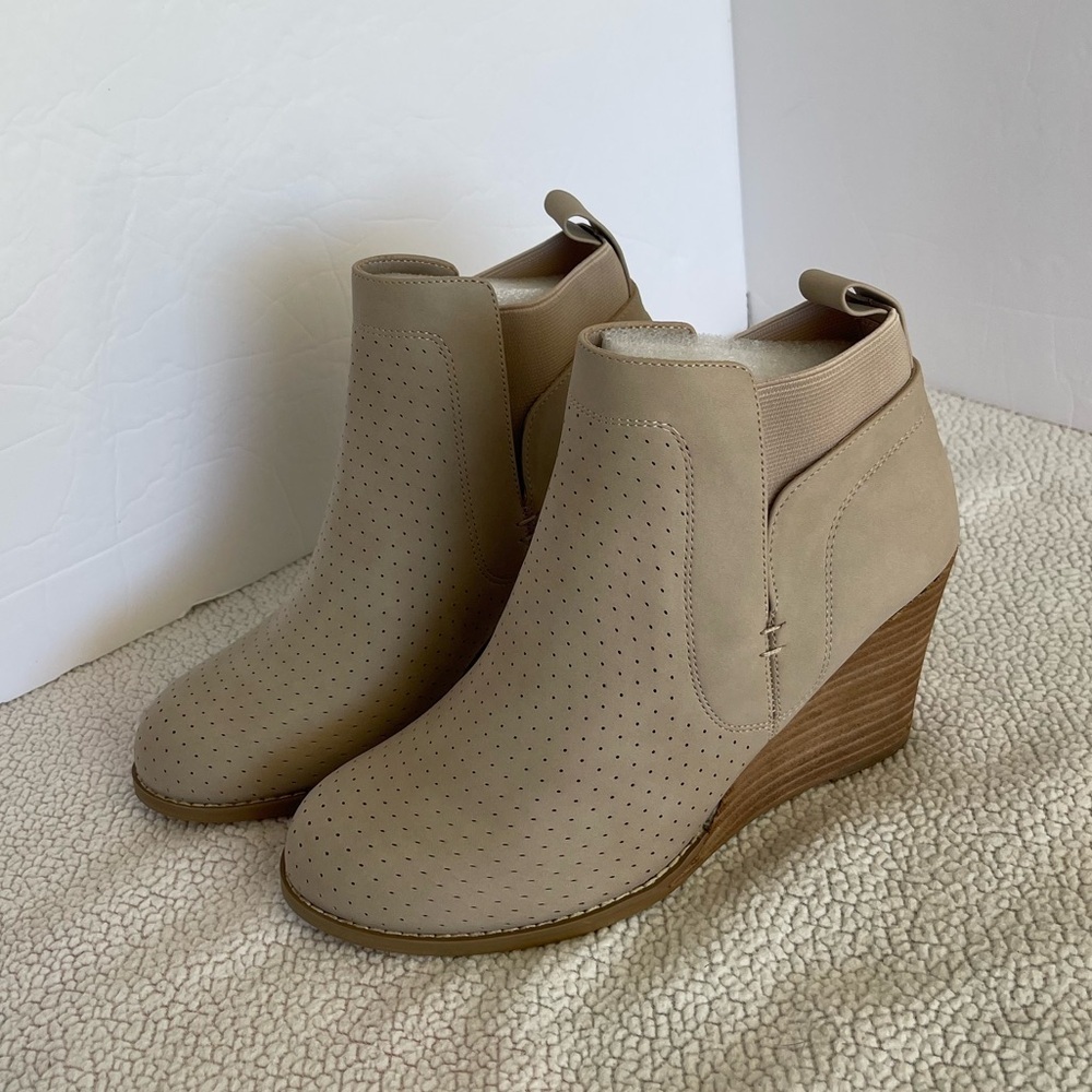 DV Dolce Vita NWOB Gerdy vegan leather beige wedge bootie